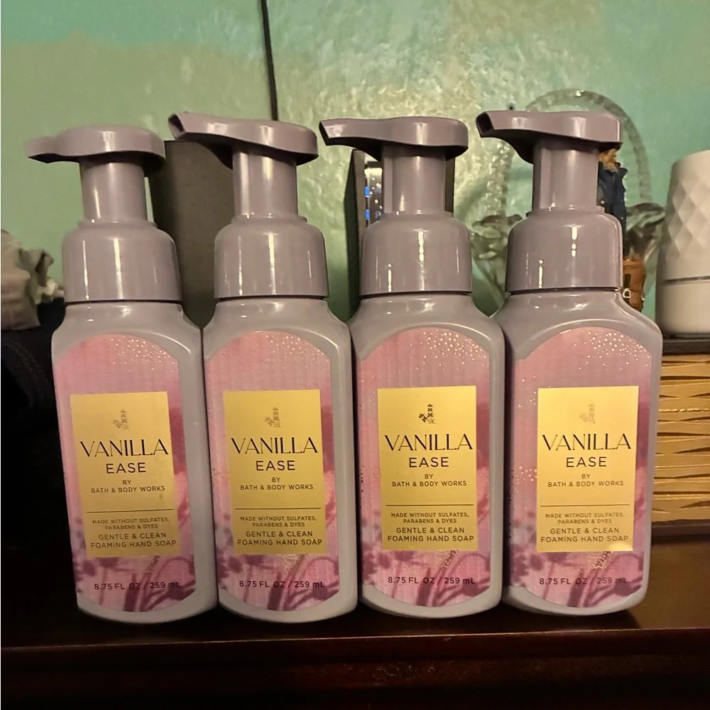 NWT Bath & Body Vanilla Ease 4 Pc Foaming Hand Soap - Picture 1 of 6